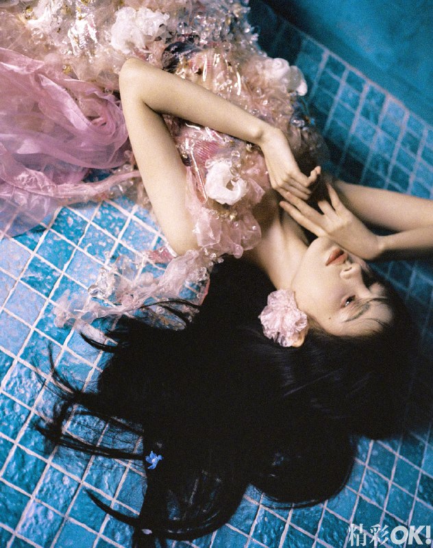 鞠婧祎#鞠婧祎仲夏告白封面#盛夏之花绽放，橘子气息弥漫，少女在微风中肆意奔跑，自由而热烈～和@鞠婧祎 一起勾勒属于自己的夏日画卷吧!🌈- 转发 @精彩OK